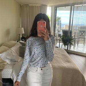 Long sleeve w/ blue flowers 🦕💧